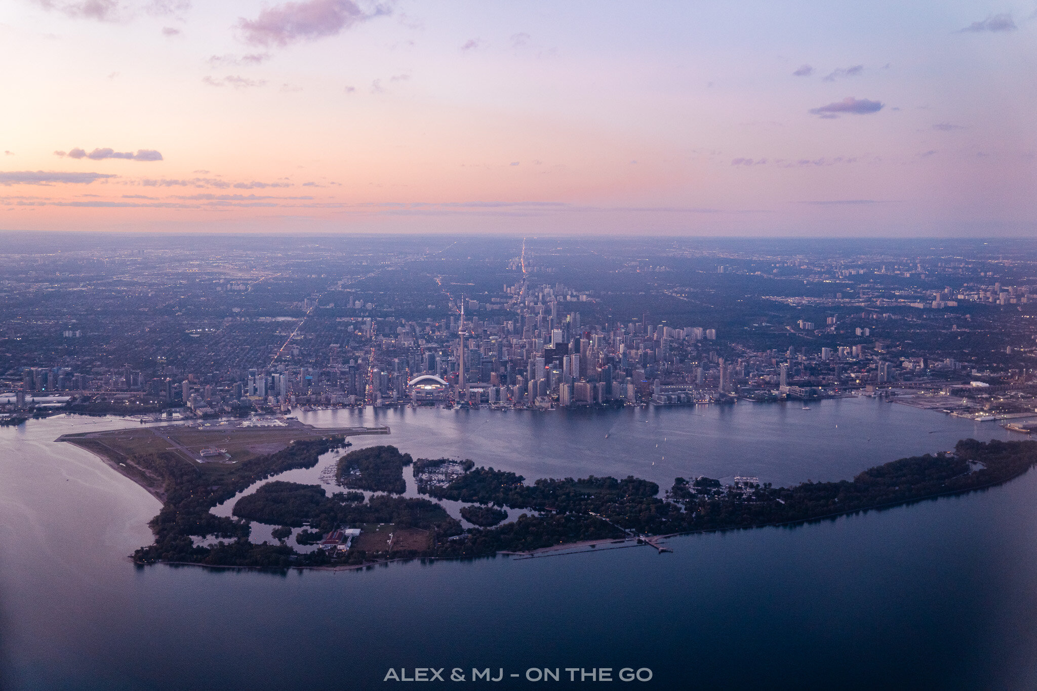 Alex-MJ-On-the-GO-Flair_Airlines_ville_de_Toronto.jpg