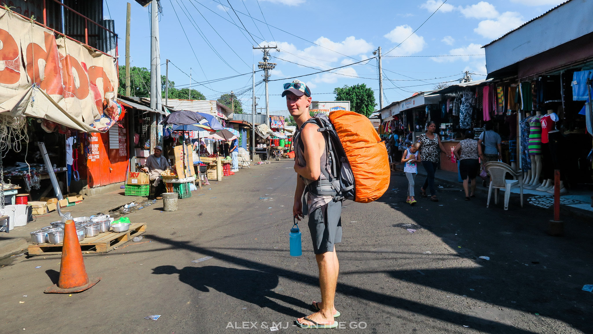 Alex_MJ_on_the_GO_Eviter_le_vol_Nicaragua_rain_cover.jpg