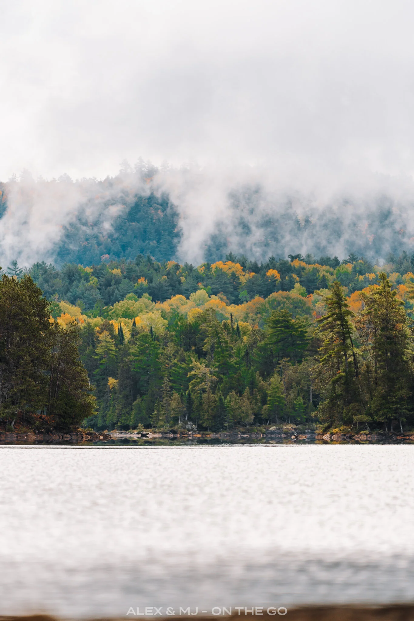 Alex-MJ-On-the-GO-Outaouais-3-activites-couleurs_lac_31_milles_brume_arbres.jpg