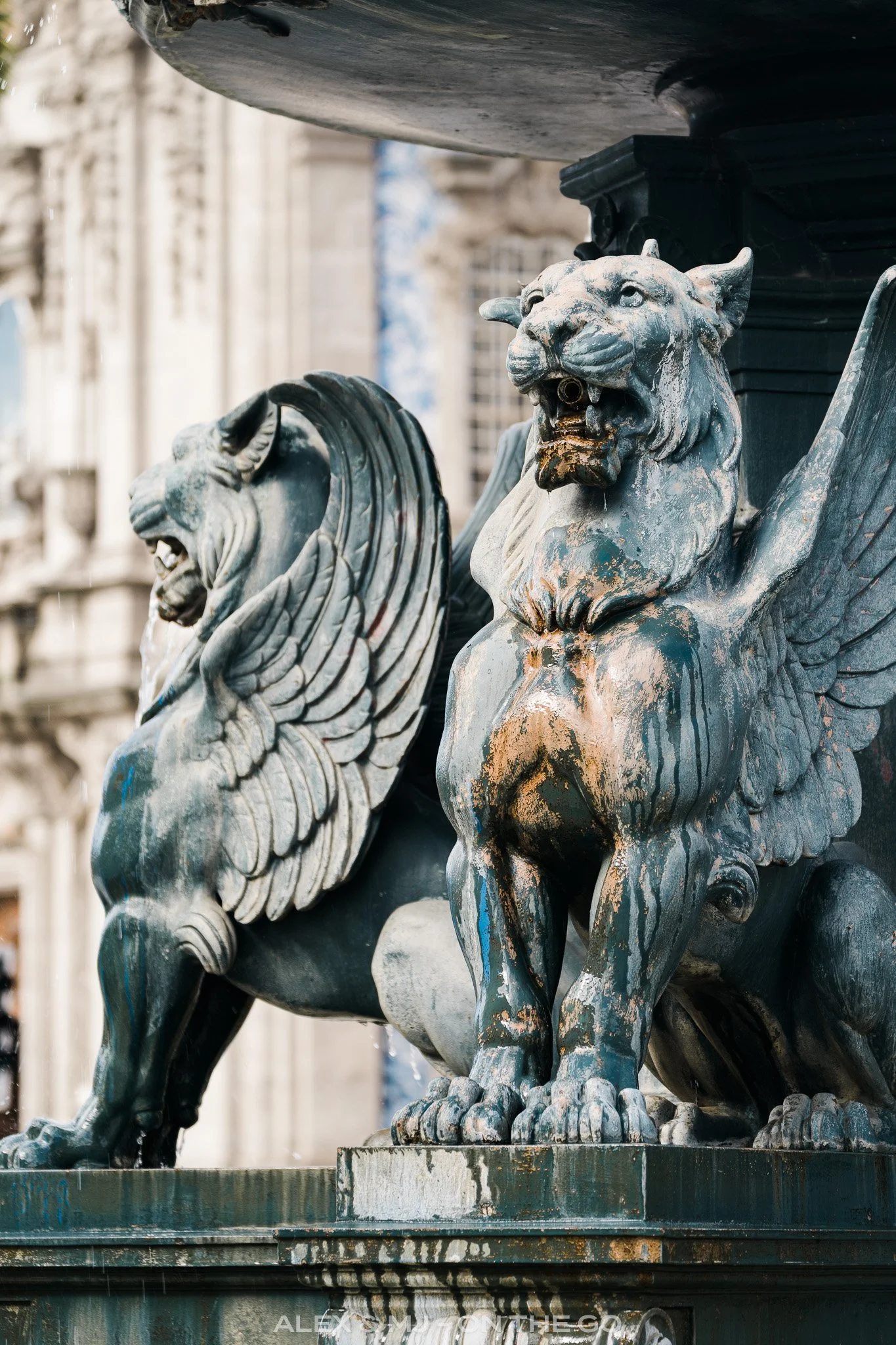 Alex-MJ-On-the-GO-Portugal_itinéraire_Porto_statues_fontaine.jpg