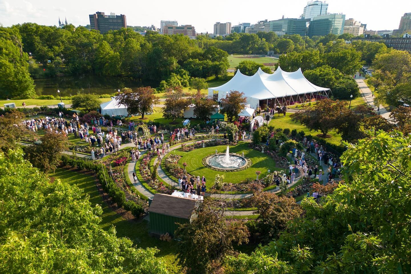 The perfect place for a summer soir&eacute;e.🌹🌹🌹
The James P. Kelleher Rose Garden in the Back Bay Fens was such a stunning setting for the @bostonparksdept&rsquo;s 26th Annual Rose Garden Party.
.
@mayorwu @peakeventservices @michaelblanchard @th