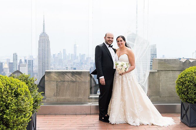 Sittin&rsquo; on top of the world.💕🌆
.
@rainbowroomnyc &amp; #rachelwolff
@love_design_party
@rbicakes
@nuagedesignsinc
@bentleymeeker
@wilsonstevensbands
@bkb.and.co
@luxeeventrentals
#noregrets &amp; #elisecherny
.
#rainbowroom #manhattanweddings