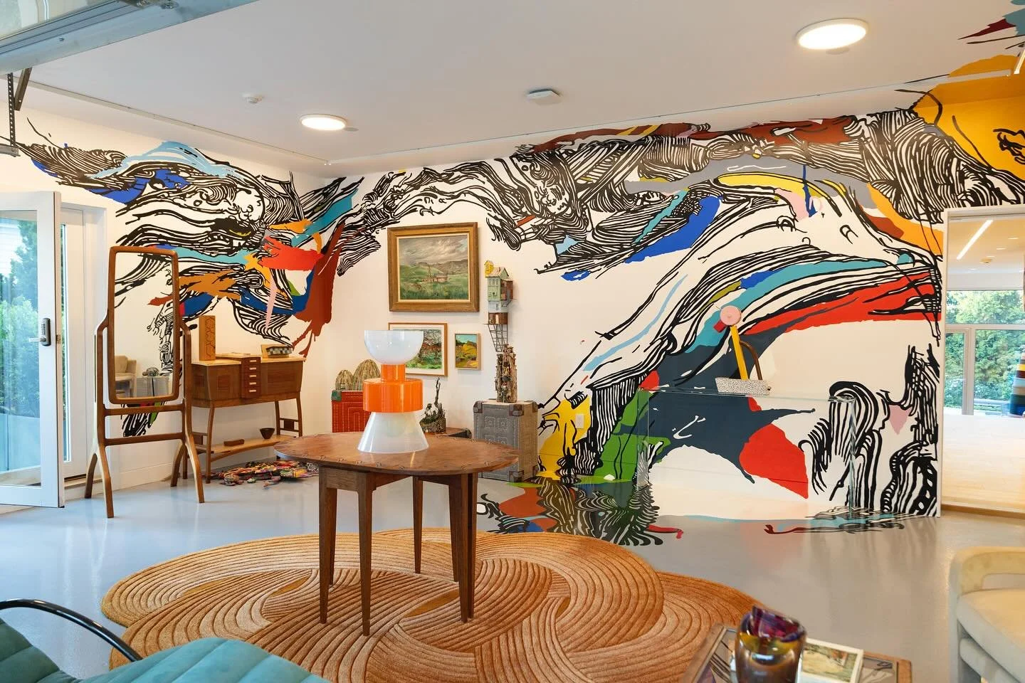 A gathering that celebrates the beauty of art&mdash;and the bonds that bring us together. 🖼️🫶🏼

📸: @michaelblanchardphoto #artlovers #artanddesign #designlovers