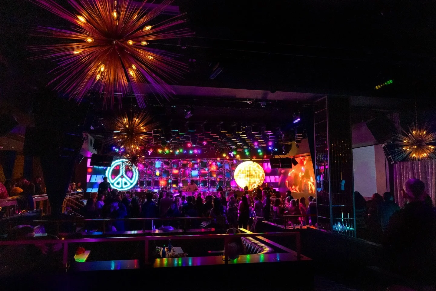 Celebrating the season with a 70&rsquo;s twist!🕺 We planned every detail, from peace signs to disco balls, to bring that Stayin&rsquo; Alive energy to this corporate holiday party ✌️🪩

Venue:&nbsp;@thegrandboston
Lighting:&nbsp;@thegrandboston 
Pho