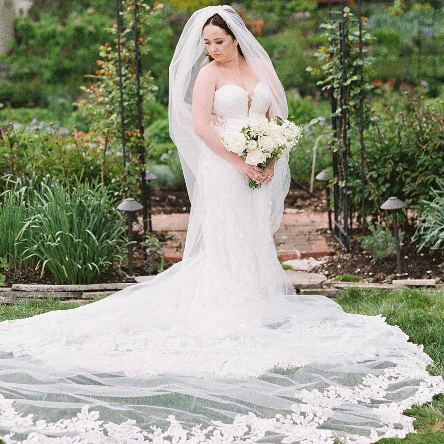 Classic: the white bouquet, the veil, the venue, the Bride.

Planning and Design: @jeannenelillieevents 
Photography: @kellysweetphoto 
Floral Design: @florarae_ 
Venue: @thewarmemorial