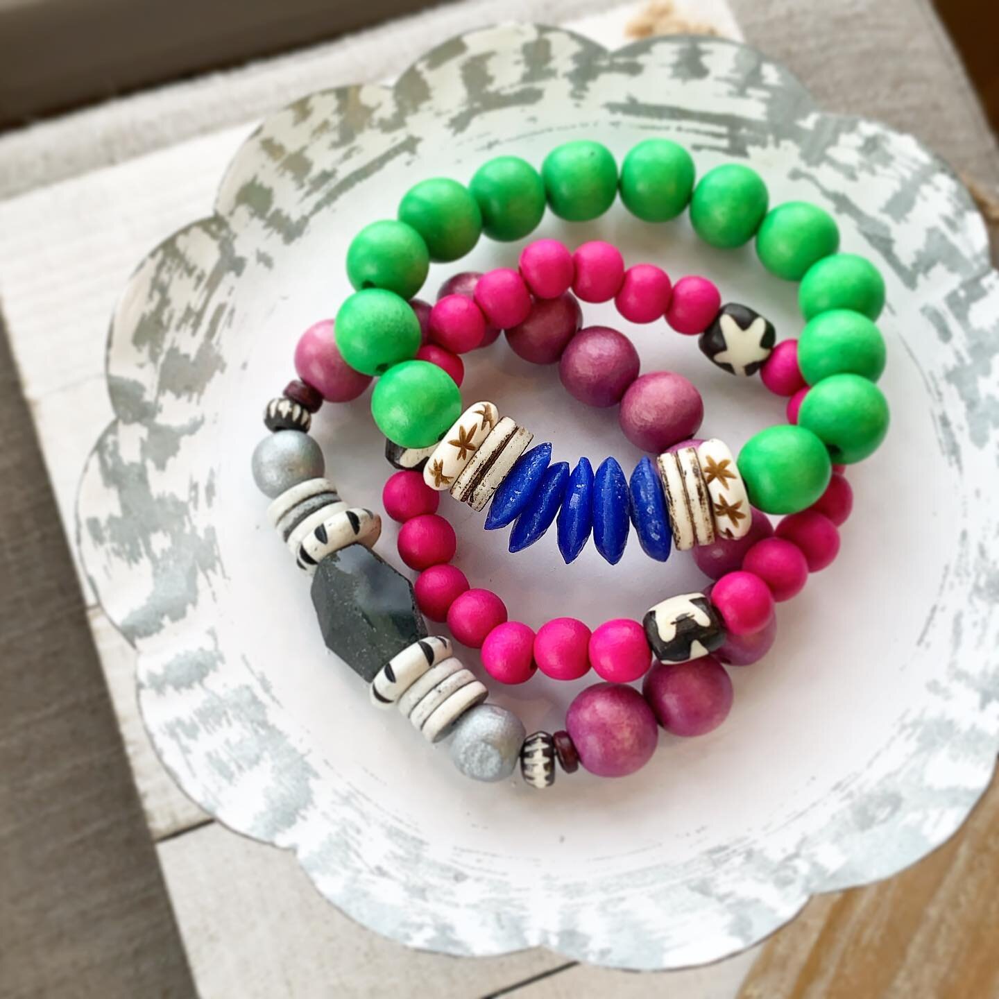 Are y&rsquo;all ready for this spring weather because I sure am?!! These stackable bracelets are interchangeable and lightweight and will definitely add some 🤩jazz to your outfit!

Check them out on my website! The link is 👆🏻in my bio

#coopanddeu