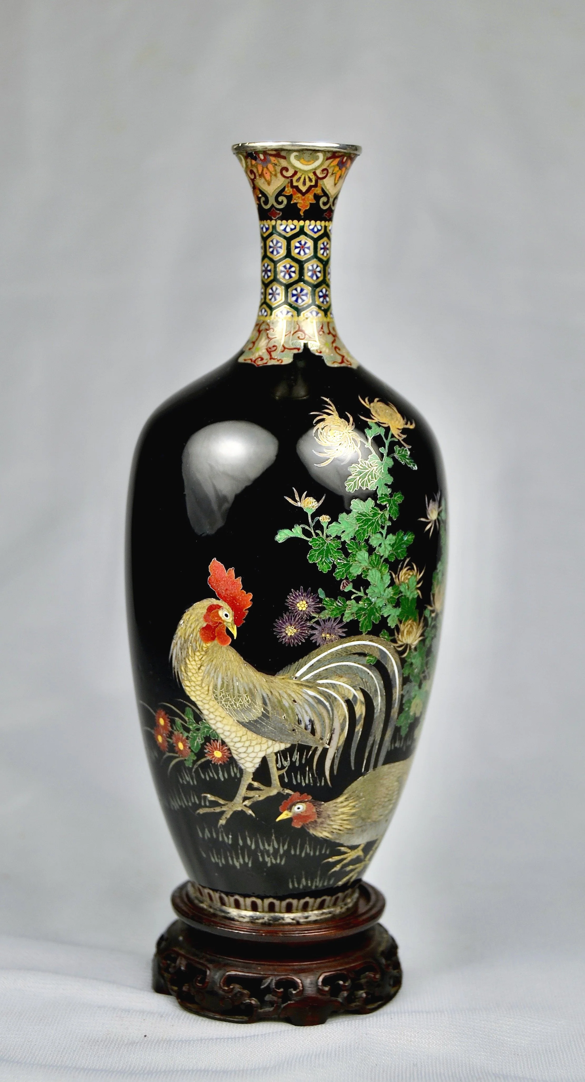 (SOLD)     Outstanding Beautiful High Quality Fine Silver wire Meiji Cloisonne Vase Chickens w/ Chrysanthemums