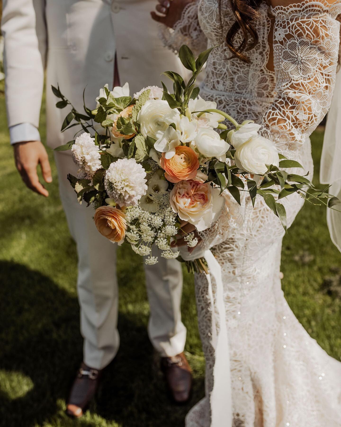A moment for her bouquet ✨ Absolutely love the delicate springtime vibes from these florals. 

Captured so beautifully by  @ezer_photo 💕 
Coordinator:@threetreeweddings 
Florist: @threetreeweddings 
Photographer: @ezer_photo 
Videographer: @_dianaga