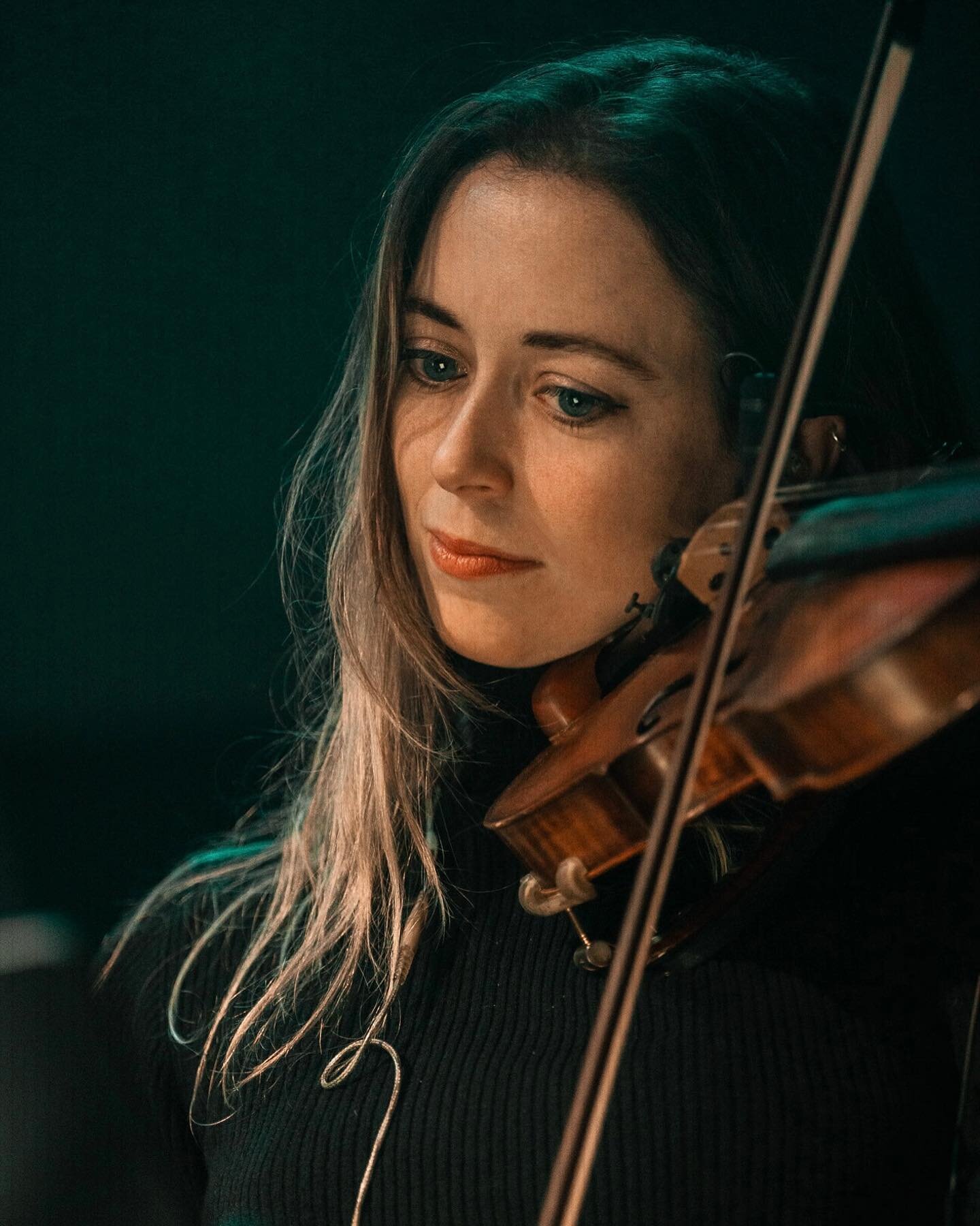 a rare photo of me playing the violin that doesn&rsquo;t feature 15+ chins from an epic few nights on stage with the loveliest group of people ❤️&zwj;🔥

thank u @pwp.visuals @reimagine_uk @thesteelyardldn 🛠️