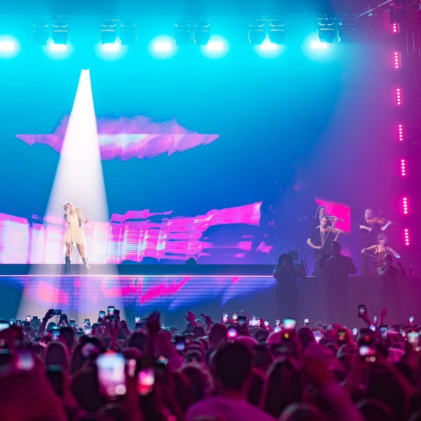 the best of times on superstar @beckyhill arena tour with many of my favourite people 💓🎧🥰
thanks for the memories!! 
much love xoxoxo
1st pic by @oli_sound 
📷 the one and only @seblukevirgo