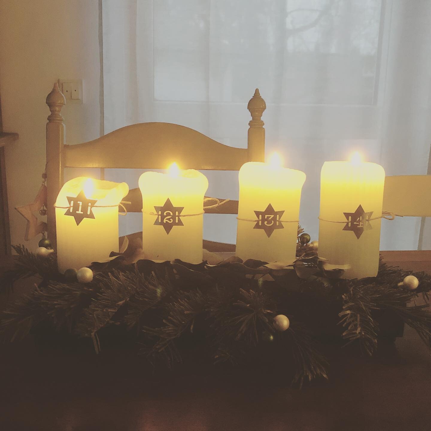 Bevor Weihnachten morgen ganz vorbei ist, heute noch das vergessene Foto mit der 4. Kerze 🕯 🕯 🕯 🕯 
Genie&szlig;t alle euren zweiten Weihnachtsfeiertag 🎄

#weihnachten2020 #advent #feiertag #familienzeit