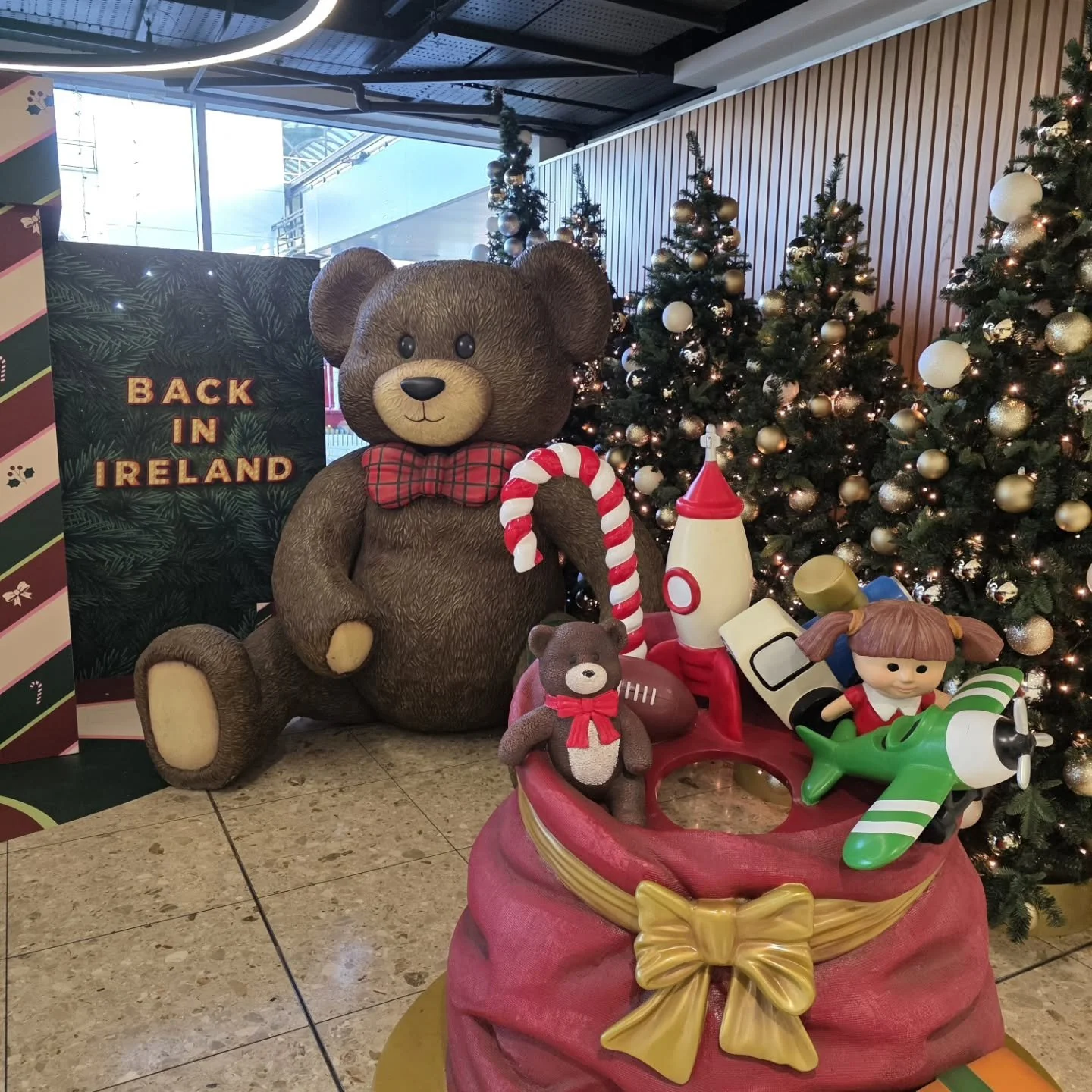 Finally got to take our 1 year wedding anniversary to Dublin!!! 🇮🇪🥳
&bull;
Kicked off December with our trip &amp; it feels like the month has flown by quicker than usual! Christmas shopping is done &amp; we can finally rest, bake cookies, &amp; w