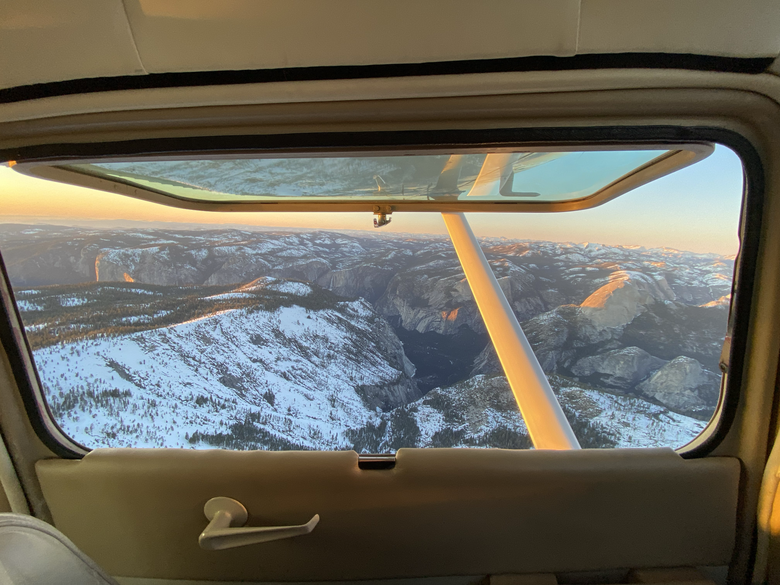 Both pilot and front passenger windows can open and stay open by wind during the flight, for any photographers who do not want to shoot through the window pane.