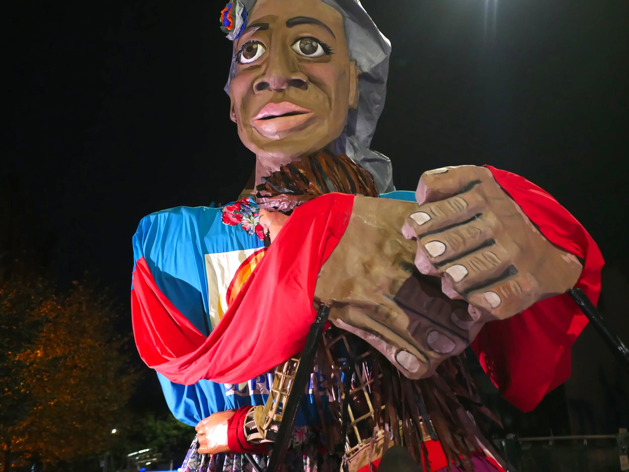 madre tierra hugs little Amal