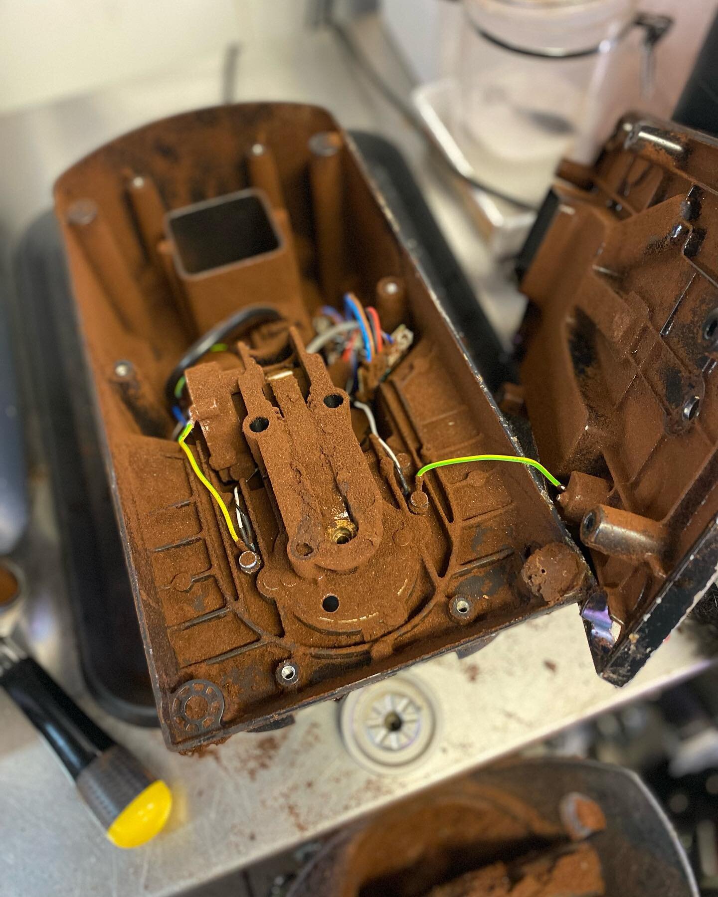 Messy Mondays 😳 This is what the inside of your M2 PuqPress looks like after a while. Coffee grind creeps in everywhere. If not cleaned out in time, it will clog the motor and cause it to crack. Book in a PuqPress Service and clean with our team bef