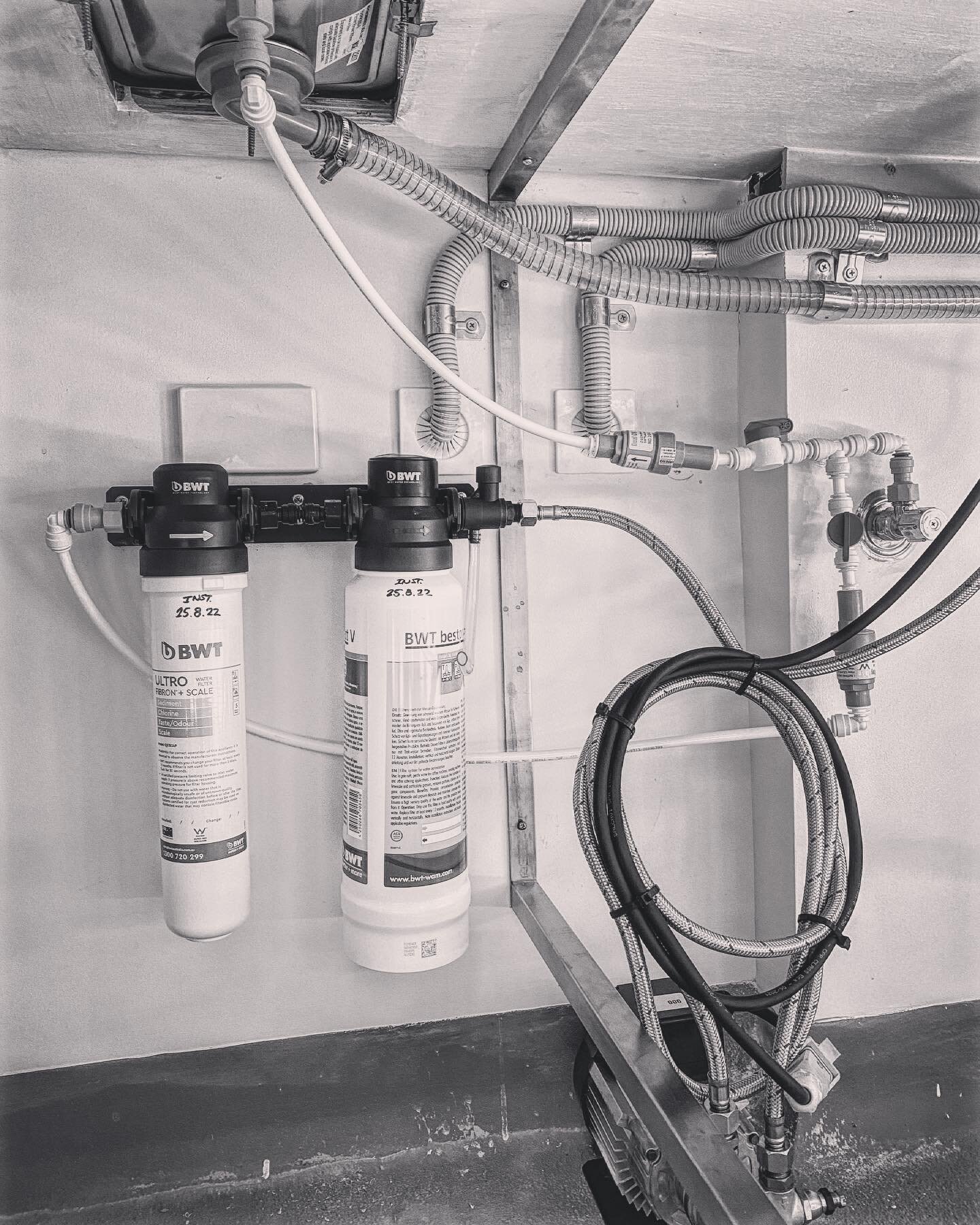 💦 Who else loves using John Guest water fittings? Notice there is a 350kpa PLV (pressure limiting valve) for the coffee machine and a seperate one for the jug rinser. This is to prevent any extraction pressure lost if you use the jug rinser at the s