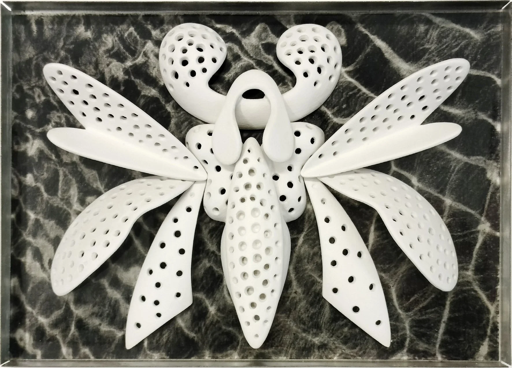 Air
Mixed media, metal case
150 x210 x 30mm
$800