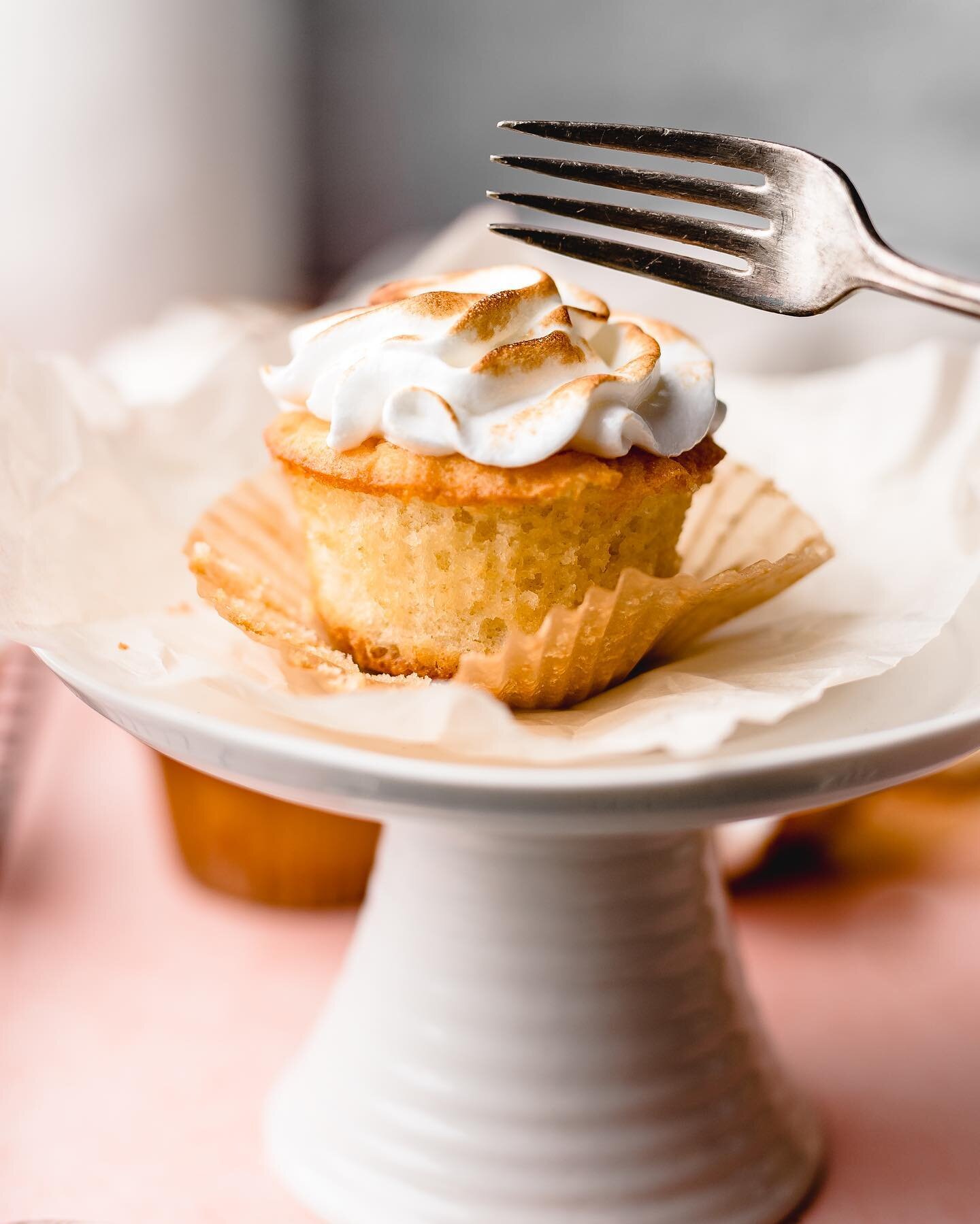 That going for the first bite feeling. Simply the best. 

Lemon Meringue Cupcakes on the blog. 🍋 #therosewifebakes 
.
.
.
.
.
#lemonmeringue #lemonmeringuecupcakes #cupcakes #cupcakesofinstagram #lemoncurd #cupcakesofig #homemade #summerbaking #cake