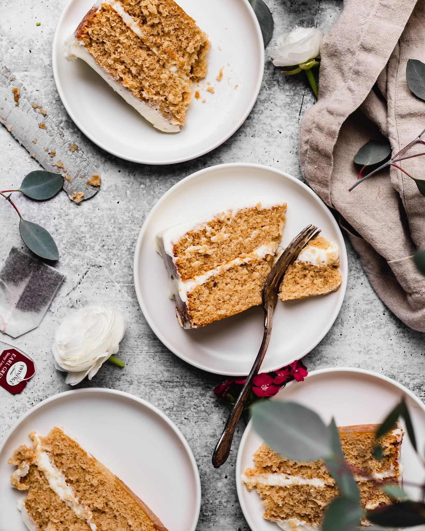 This Earl Grey Cake with Orange Cream Cheese Icing is my way of inching toward fall. Also, it happened to be in the 50&rsquo;s this morning, and was so foggy it was misting 👏🏻&hellip;more of that please!! #therosewifebakes 
.
.
.
.
.
#cakecakecake 