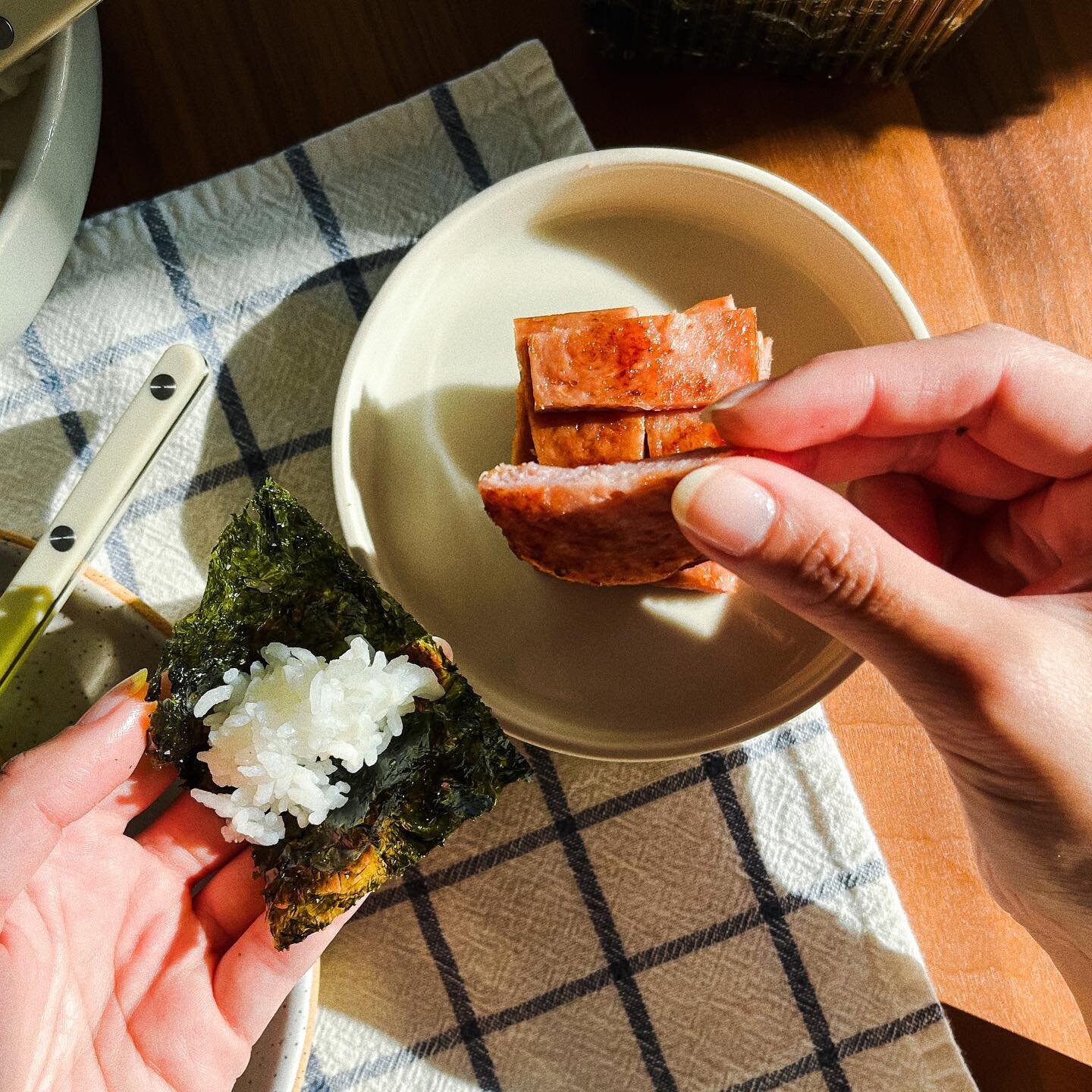 Mini spam masubi &mdash; aka we didn&rsquo;t have larger sheets of nori to wrap the masubi so we used the lil&rsquo; seaweed snack packs for a diy-at-the-table version 🍙✨