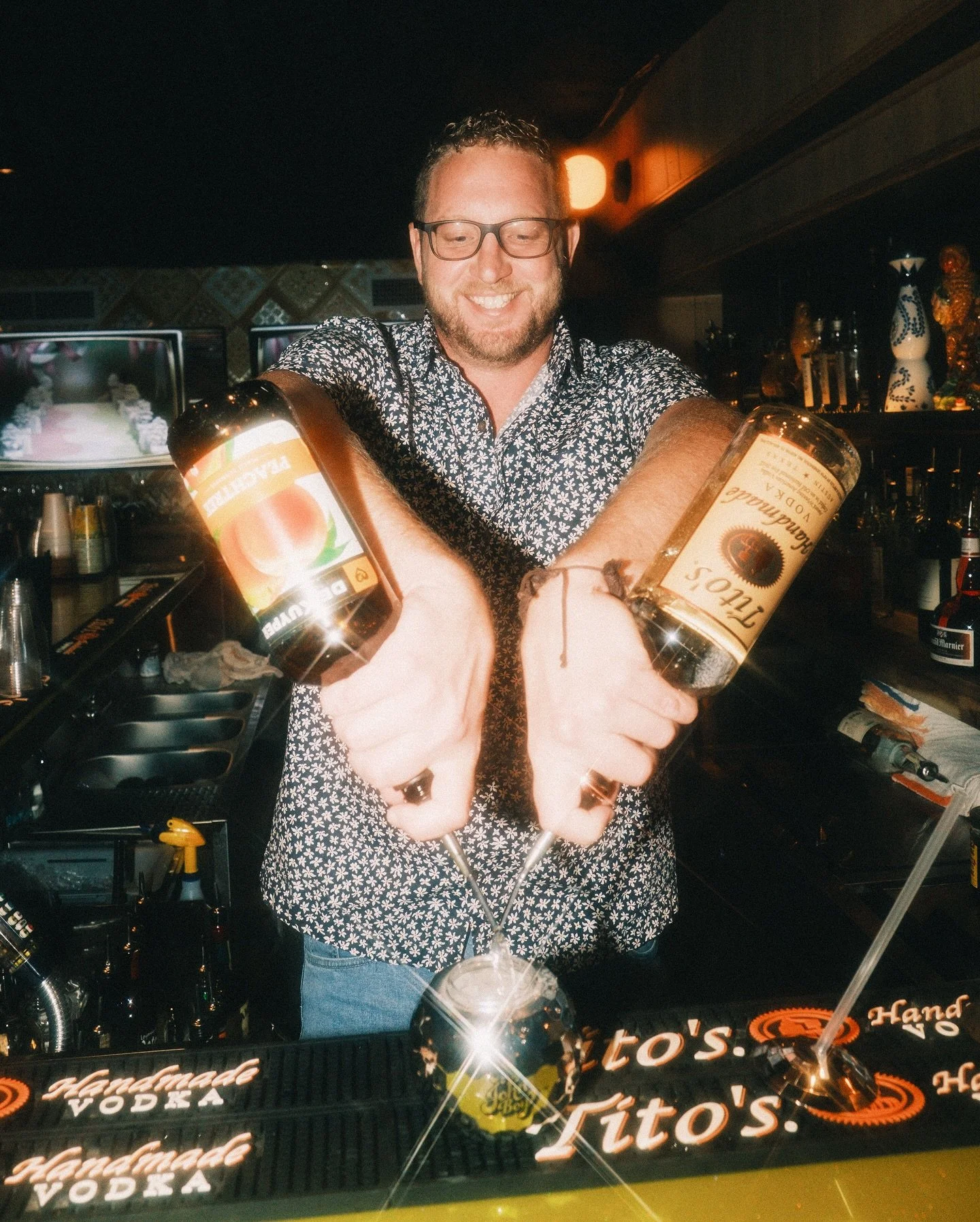 it&rsquo;s drinksgiving at gnjb 🪩

we&rsquo;re servin&rsquo; up the disco juice that&rsquo;ll keep you movin&rsquo; &amp; groovin&rsquo; well into the Thanksgiving day 🦃🍸🕺🏼✨

open 6-late with tunes by @clearkutz + @rollin727 

let us make your T