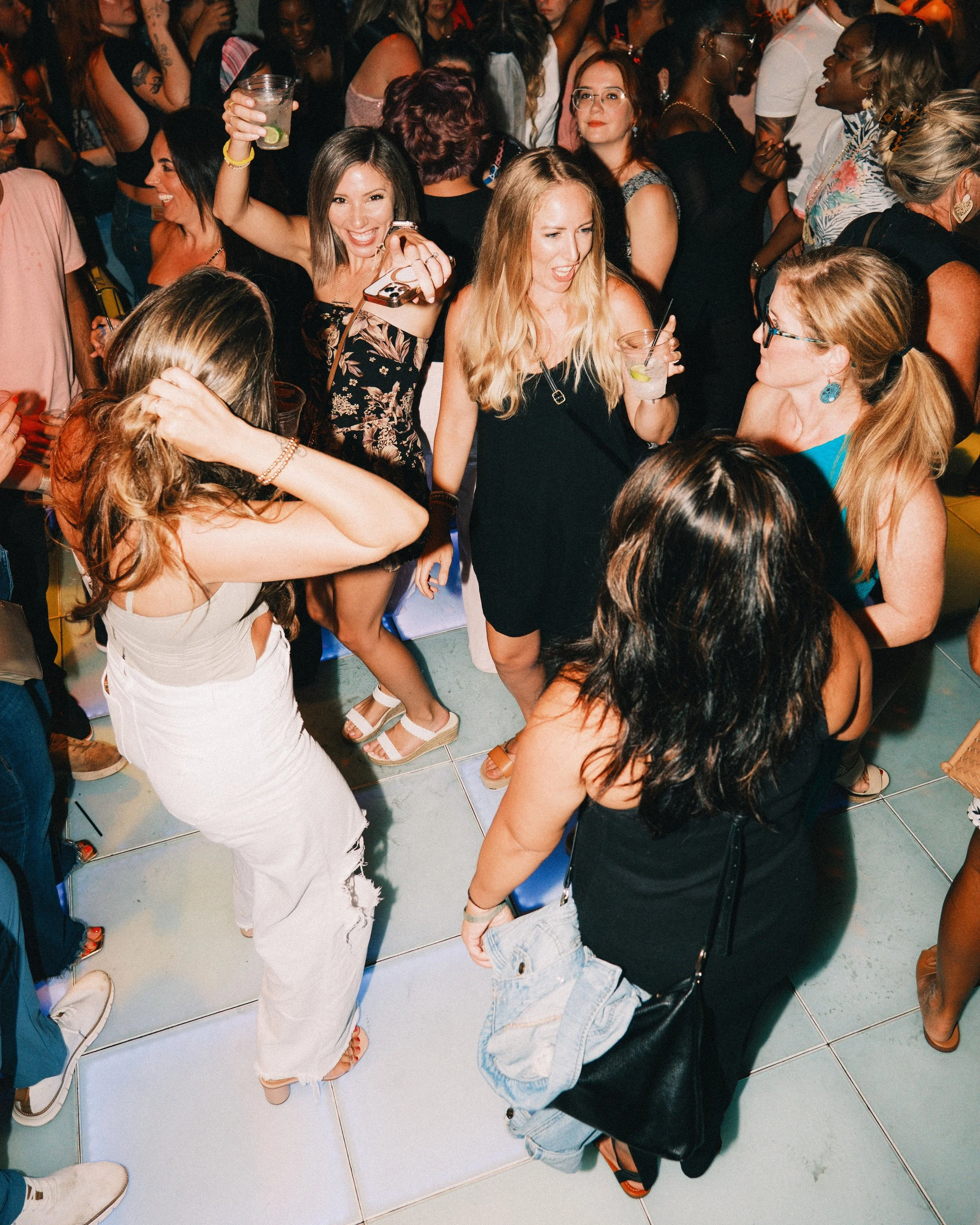 grab your dance partners, it&rsquo;s time to hit the floor and boogie all weekend🕺🪩 

hours this weekend
fri 5p-late
sat 2p-late 

music tonight by @_leekofficial with support from @kicksavemusic 

text 614.800.5067 for bottle service🍾🍾🍾