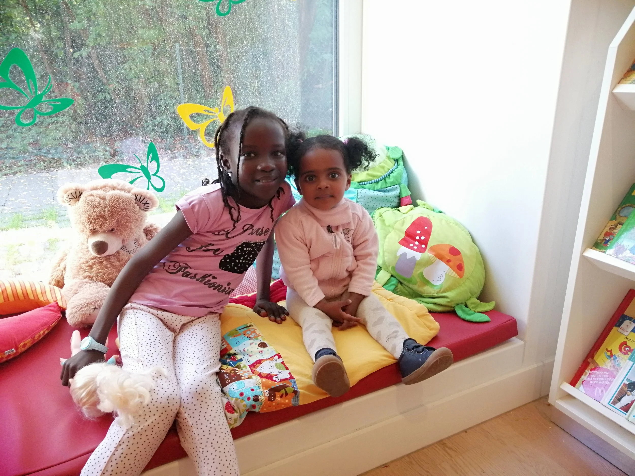 Hier unser Herzkind Binta zusammen mit Fermosi im Ronald McDonald Haus, München.