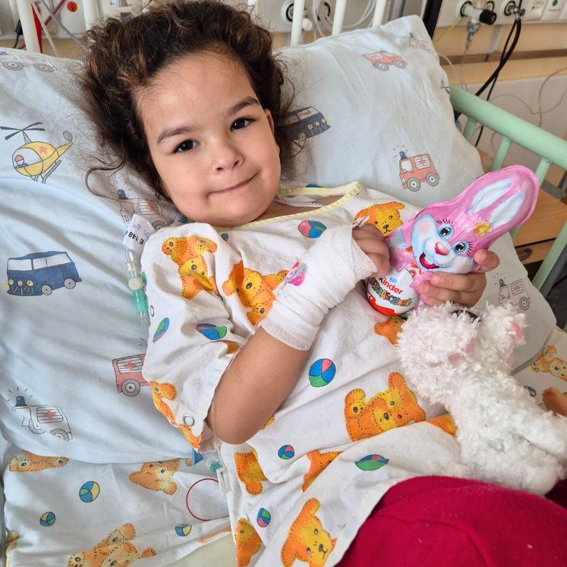 Zaineb hielt zum ersten Mal in ihrem Leben einen Schoko-Osterhasen in der Hand