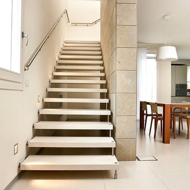Fabricamos Escaleras Voladas con pelda&ntilde;os &ldquo;al aire&rdquo;, elegantes y sofisticadas, fijadas directamente a pared mediante pernos. #escaleravolada