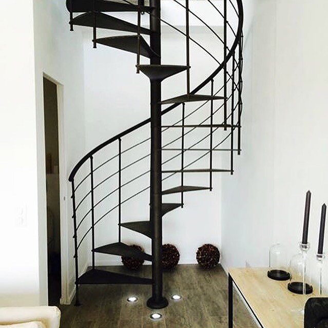 NOX LASER es uno de nuestros modelos m&aacute;s minimalistas, escalera de caracol para interior en hierro pintado en negro (o en el color que desees)... &iquest;Que te parece?