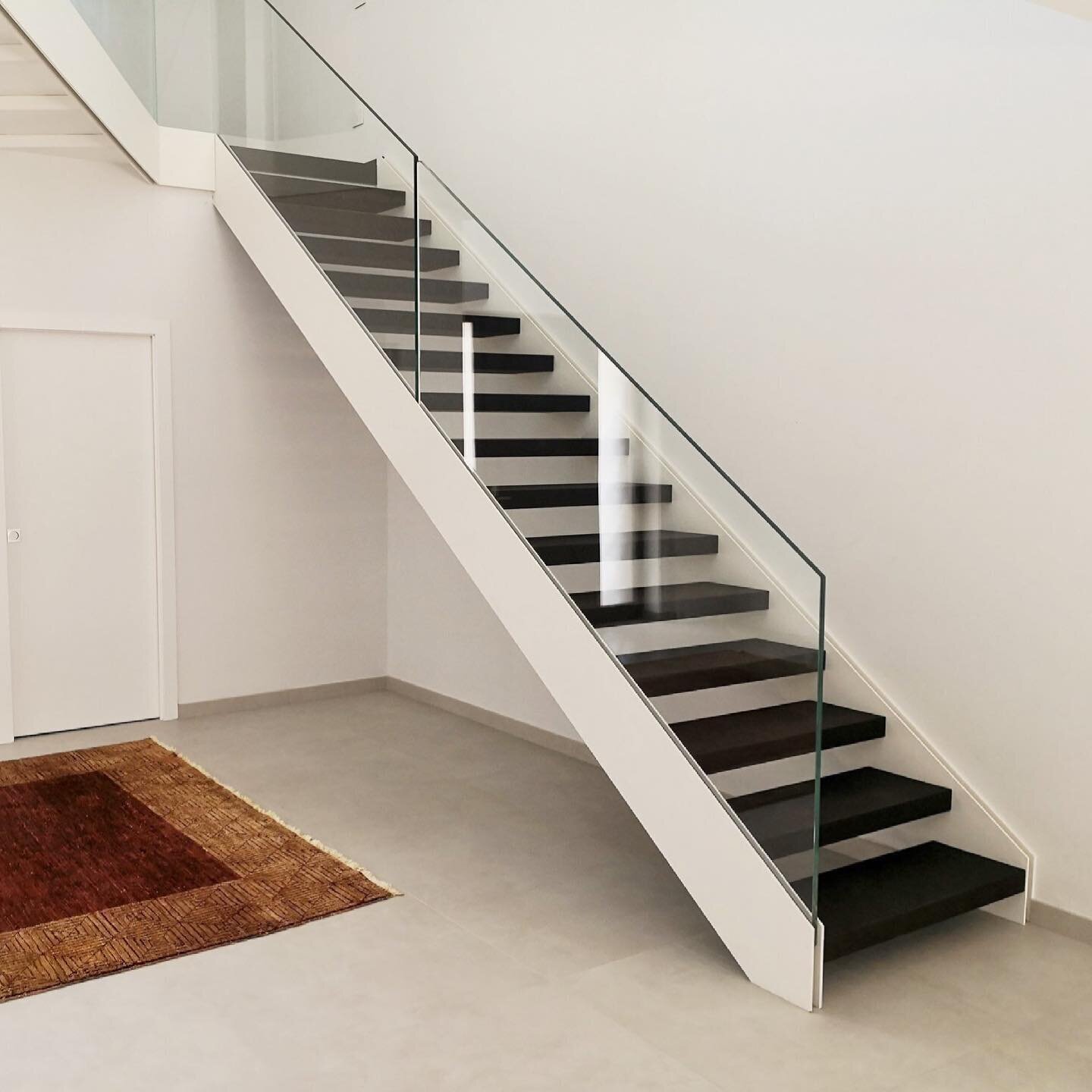 Nuestro modelo de escalera L&aacute;ser Lux con pelda&ntilde;os de madera de haya y doble estructuras laterales de hierro pintadas con barandilla de cristal extra claro! #puraelegancia