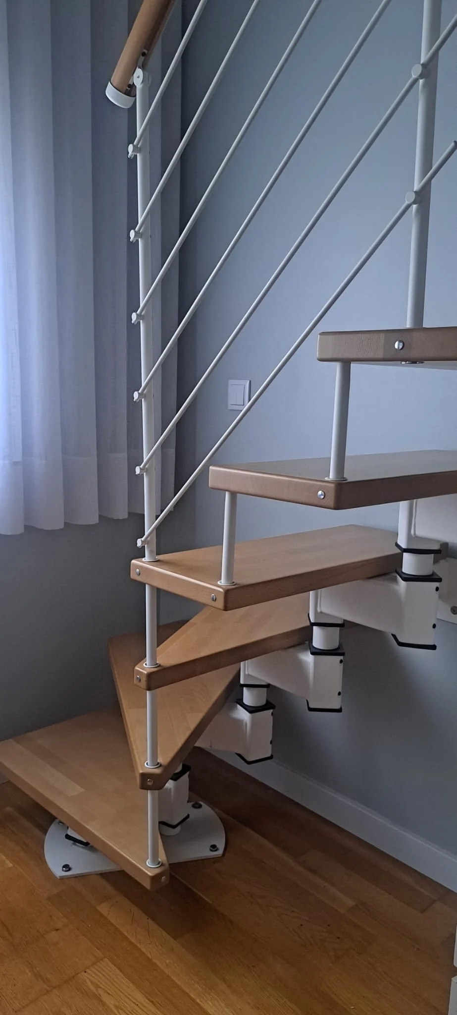 Cómo aprovechamos cada centímetro en esta habitación gracias a una escalera que se adapta a cualquier espacio