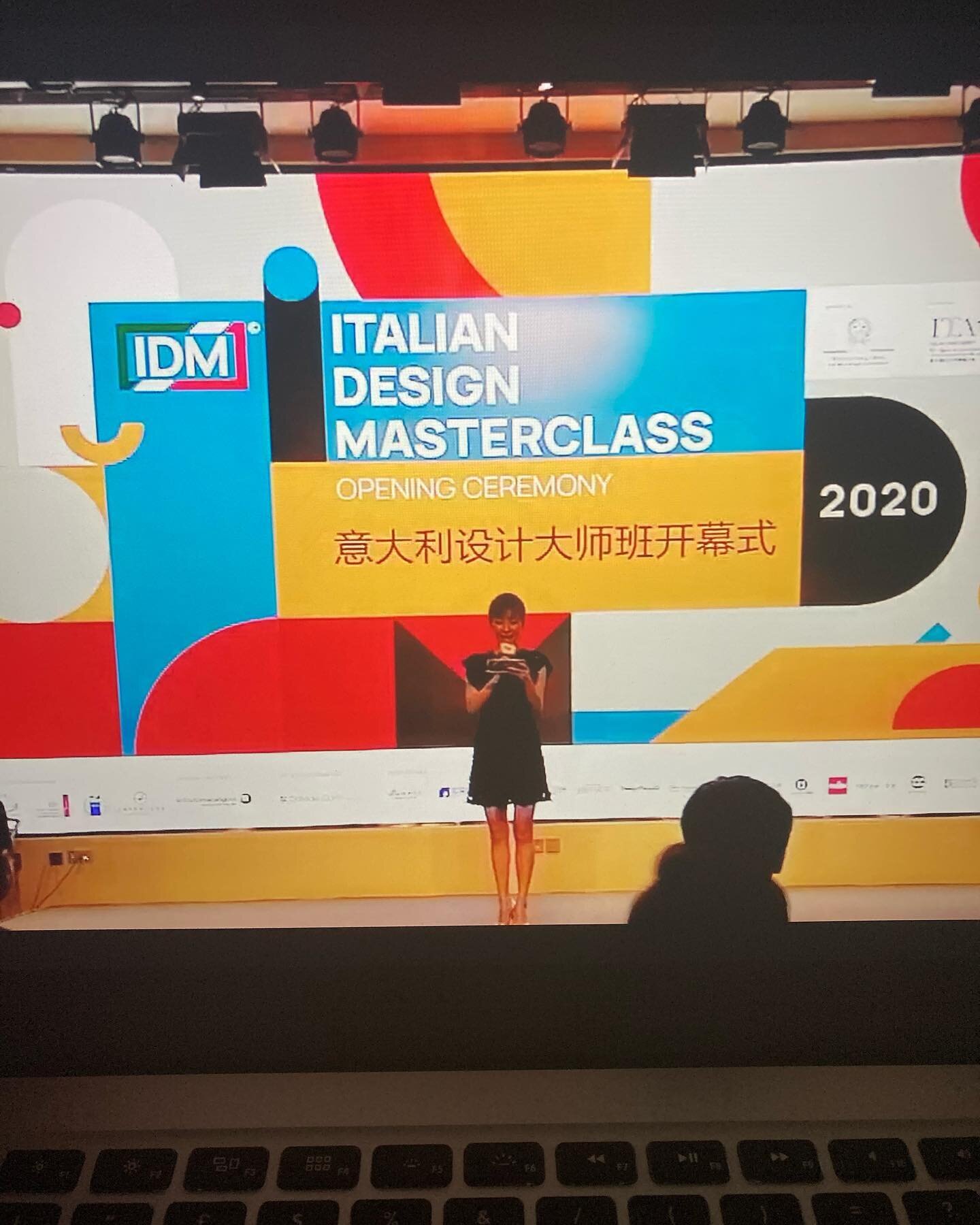 Italian Design Masterclass 2020 in China.

Si è appena conclusa a Shanghai la cerimonia di apertura della Design Masterclass che mi vede protagonista con le nuove tendenze dell&rsquo;arredo finestra di Artendis.

La mia lezione avrà per tema:

Inno
