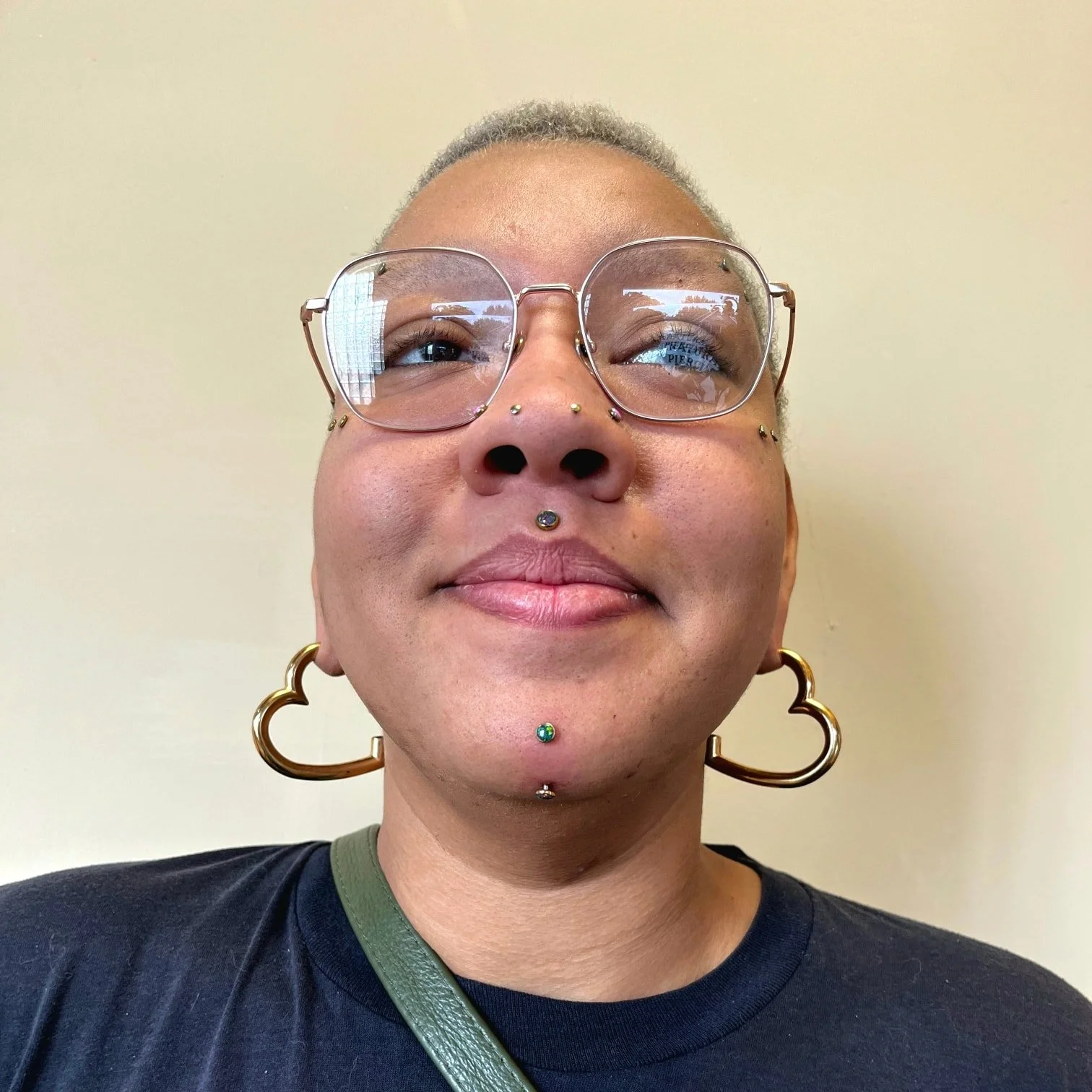 Kelsey has collected many piercings from us over the years and the latest is this chin surface piercing with black opals. Meow!

 #supernaturalbodypiercing #kcmo #legitbodyjewelry #kansascity #kansascitypiercing #safepiercing #anatometaljewelry #impl