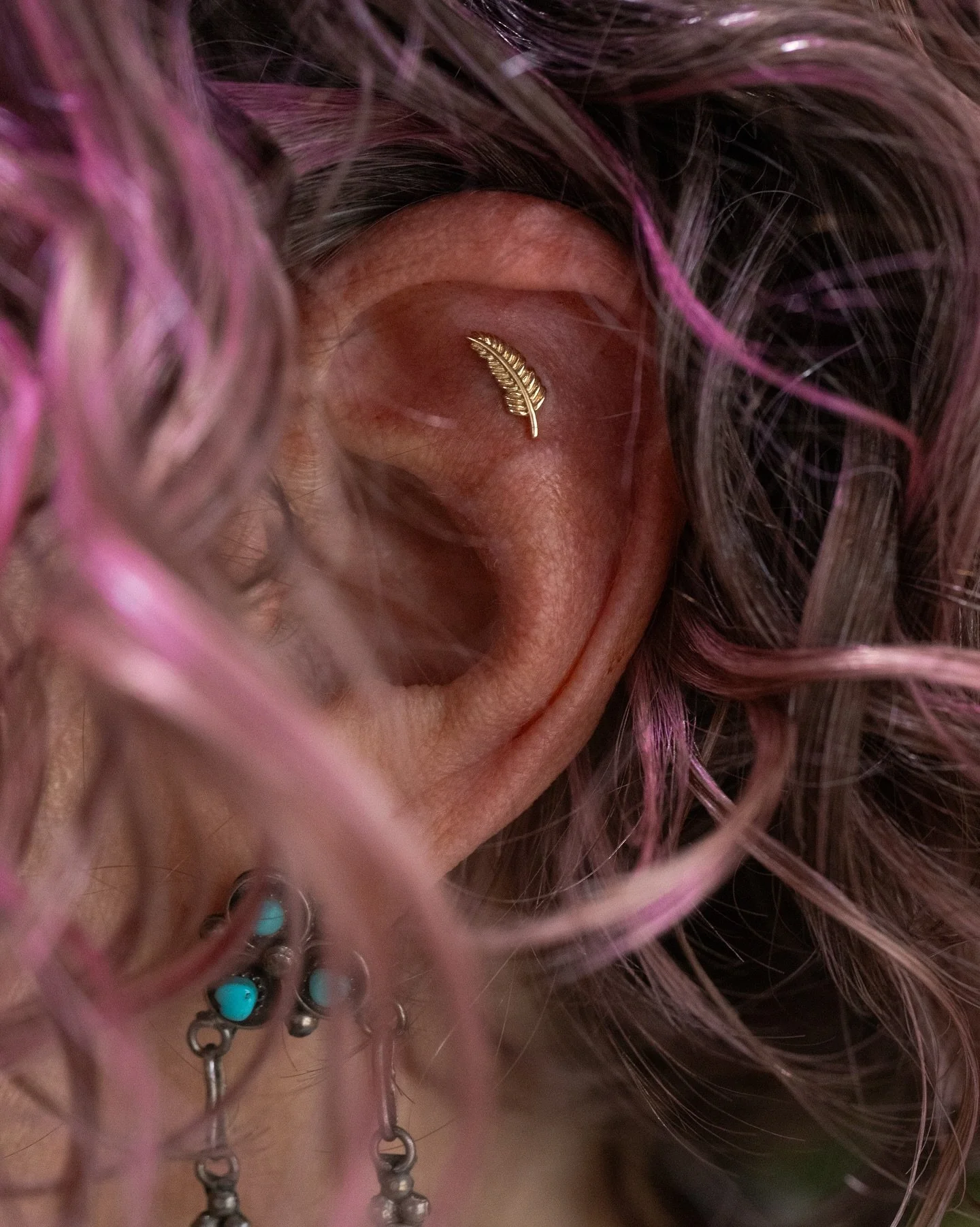 Floaty, feathery fresh flat piercing by @pokeystuff_ 

#safepiercing #legitbodyjewelry #gold #flatpiercing #feather