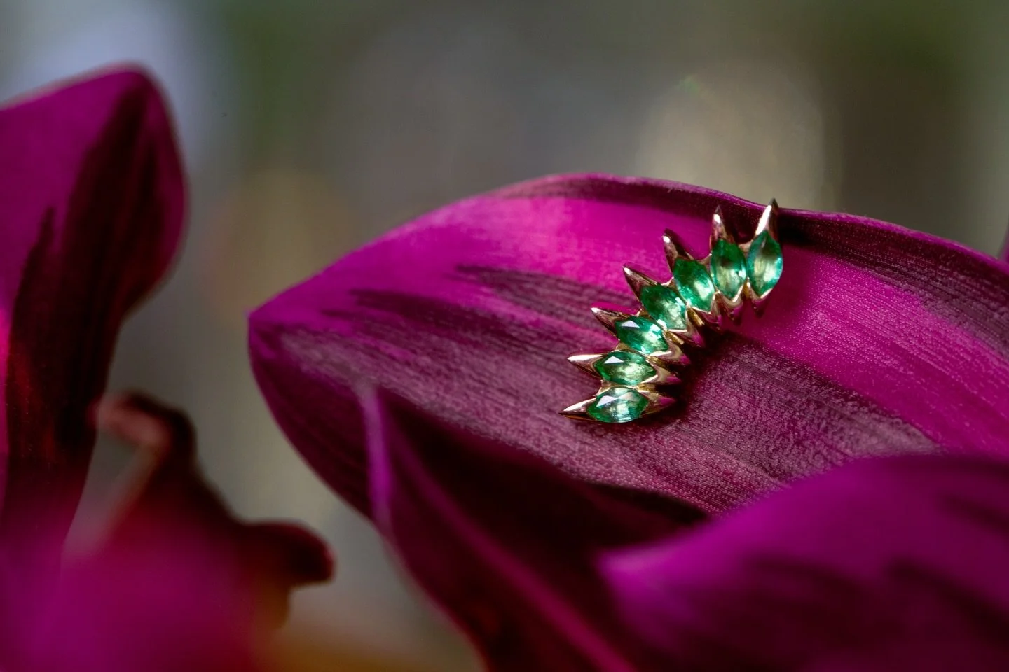 Look at this lil&rsquo; cutie from @tetherjewelry! 

#threadless #gold #legitbodyjewelry