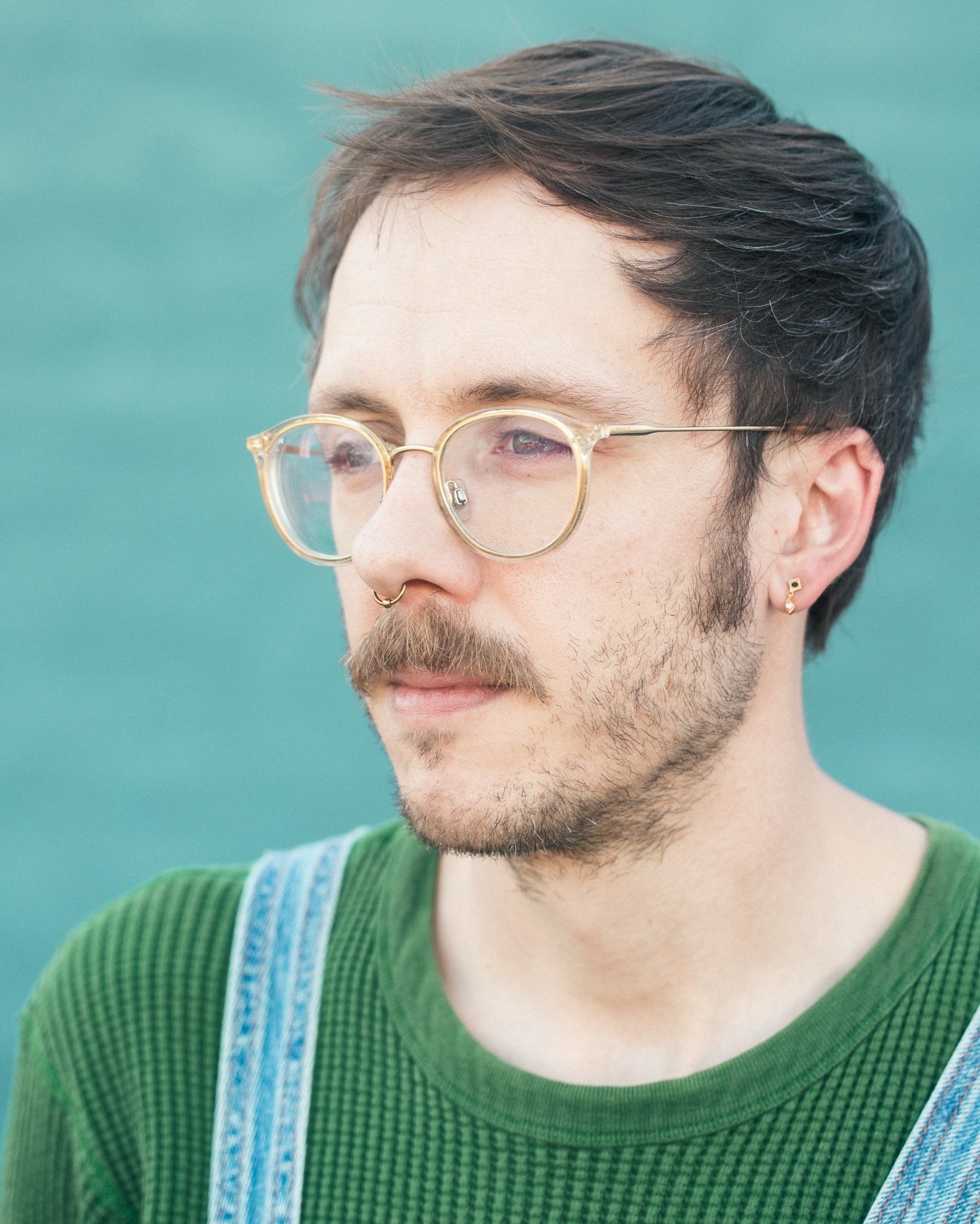 That feeling when your septum catches a vibe&hellip;

Fresh piercing by Clay with an anodized niobium captive bead ring. 

#safepiercing #legitbodyjewelry #septumpiercing #septum