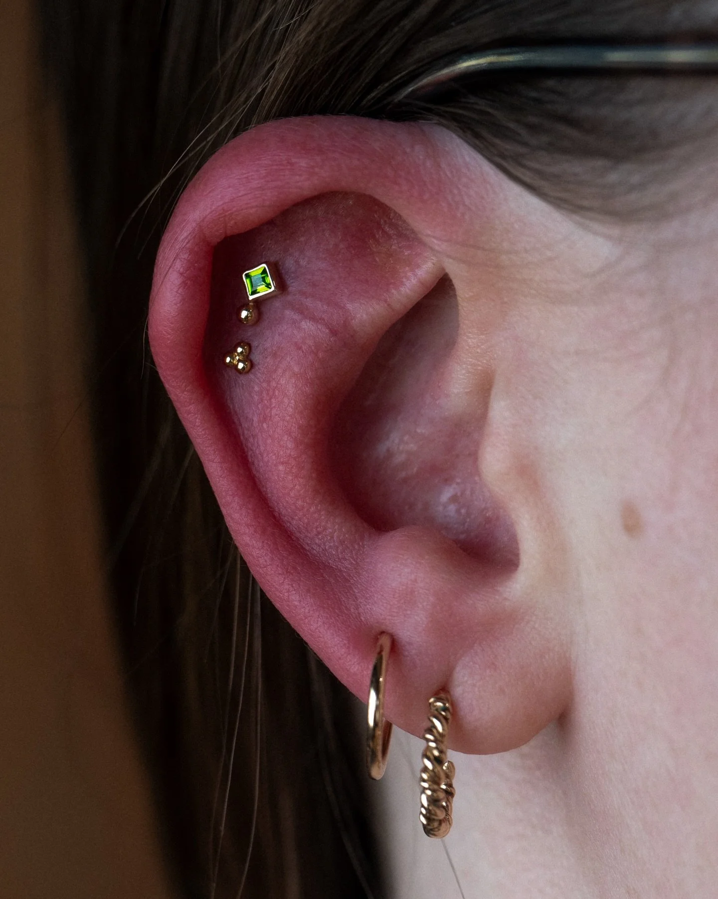 Love when anatomy and jewelry line up to make some beauty like this!

Fresh piercings by Gabe featuring ends from @emberbodyjewelry and @anatometalinc. 

#safepiercing #legitbodyjewelry #helixpiercing #flatpiercing