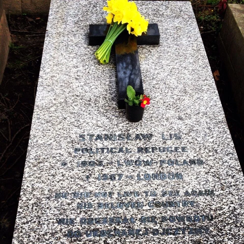 Bex Bellingham , (granddaughter of Helena and Stanislaw Lis). 'Stanisław Lis. Political Refugee. 1903 - Lwow Poland 1967 - London He did not live to see again his beloved country. Wie doczekał się powrotu do ukochanej ojczyzny.' Sor