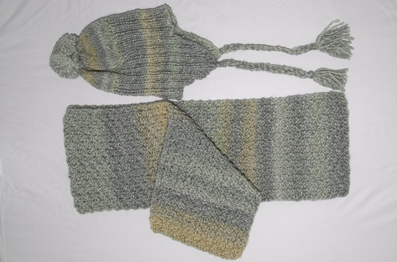 light_striped_hat_and_scarf_set.jpg