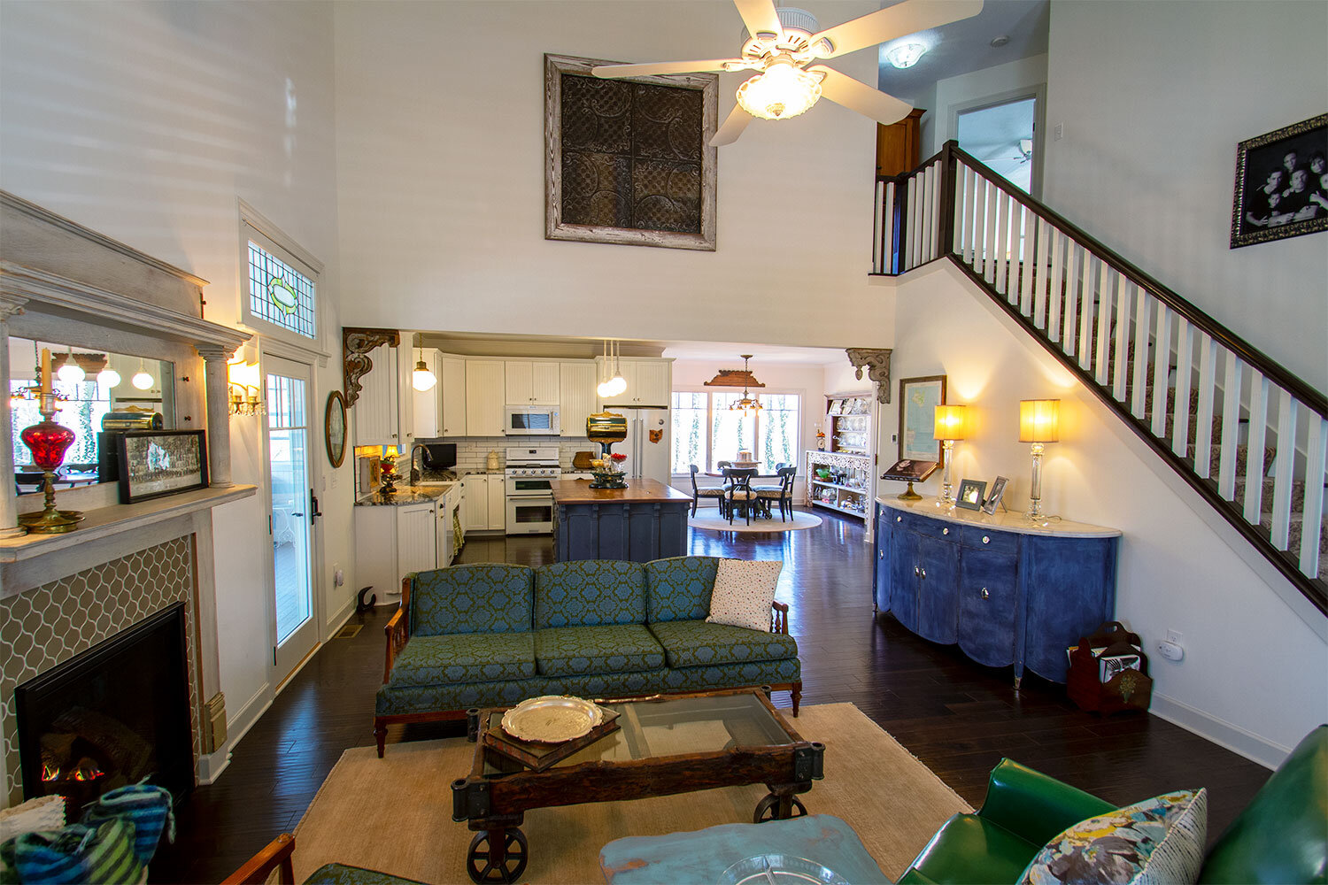 great-room-in-steve-and-avas-lakeside-ohio-cottage.jpg