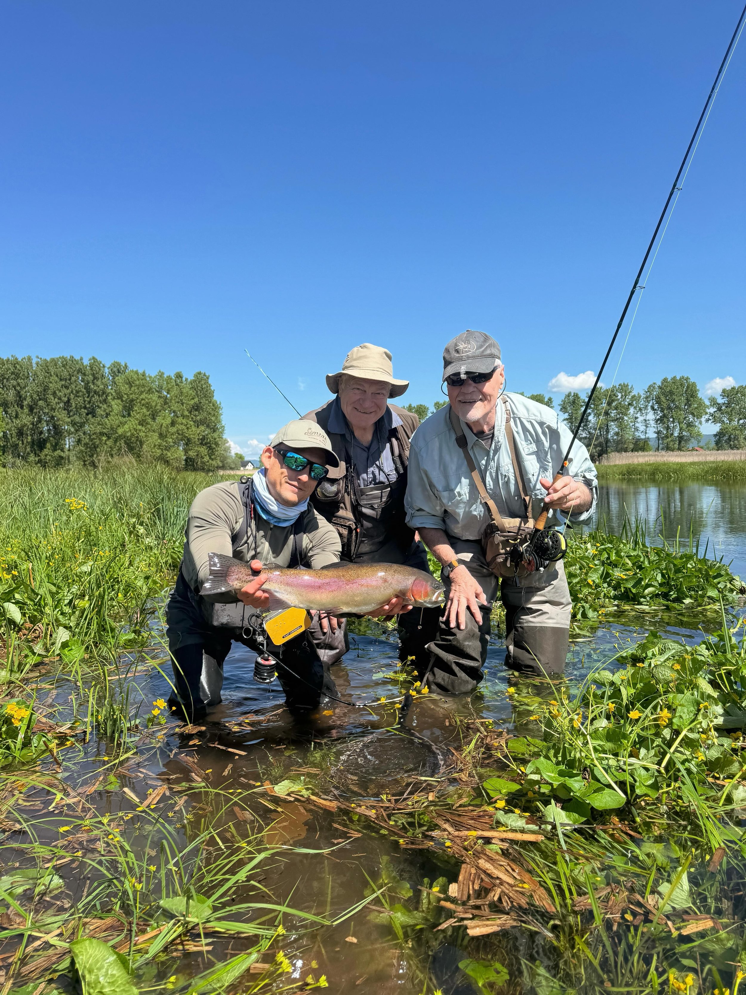 Different countries, same passion 🏴󠁧󠁢󠁥󠁮󠁧󠁿🇺🇸 Fishing connects people, stories and friendships.

#riverlife #flyfishingcroatia # fishingcroatia #gacka #flyfishinggacka gackariver