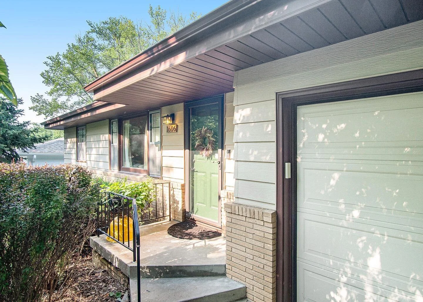 Price Reduced ⬇️ $250,000 on the beautiful mid-century modern, 1606 North 60th Street!

3 bed, 3 bath &bull; 2,174 sqft.

Two floor-to-ceiling original brick fireplaces, art deco tile, gorgeous wood floors, numerous built-in glass shelves, pocket doo