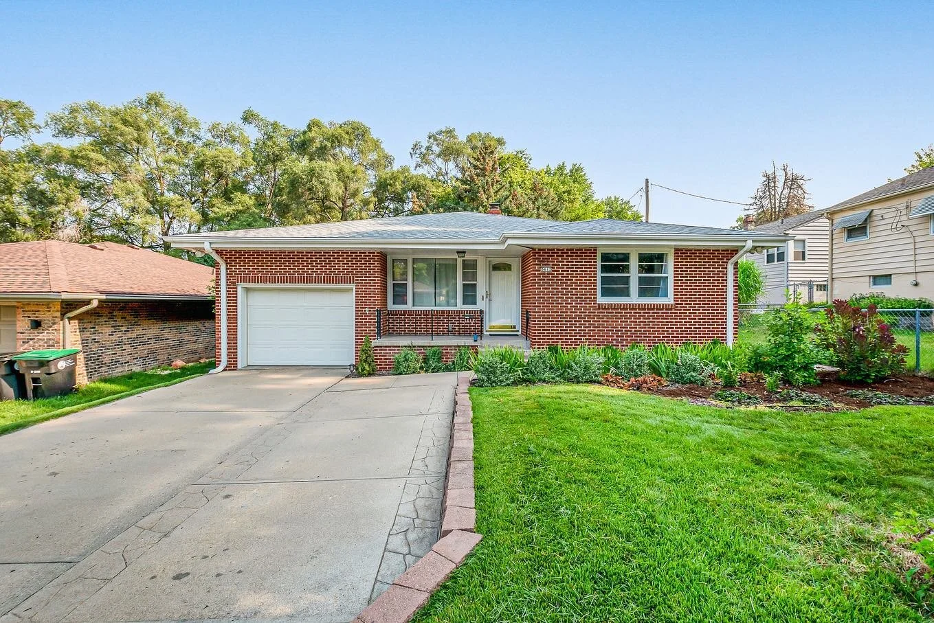 New Price 💲💲 5612 Hamilton &bull; $249,000 &bull; 3 bed, 2 bath

This brick ranch near Dundee and Benson's restaurants, shops, and nightlife awaits its new homeowners. Spacious living and dining room with beautiful wood floors and filled with an ab
