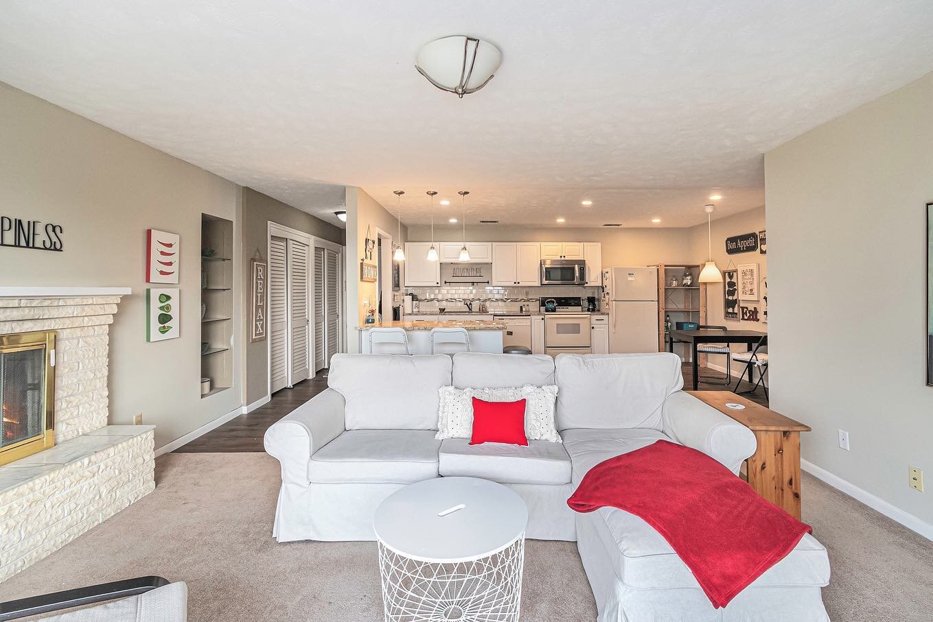 500 S 37 St #204 
Omaha, NE 68105

Experience urban living at its finest with this stunning condo located steps away from the vibrant Blackstone District. Recently renovated with a modern touch, this unit boasts white cabinetry, high-end LVP flooring