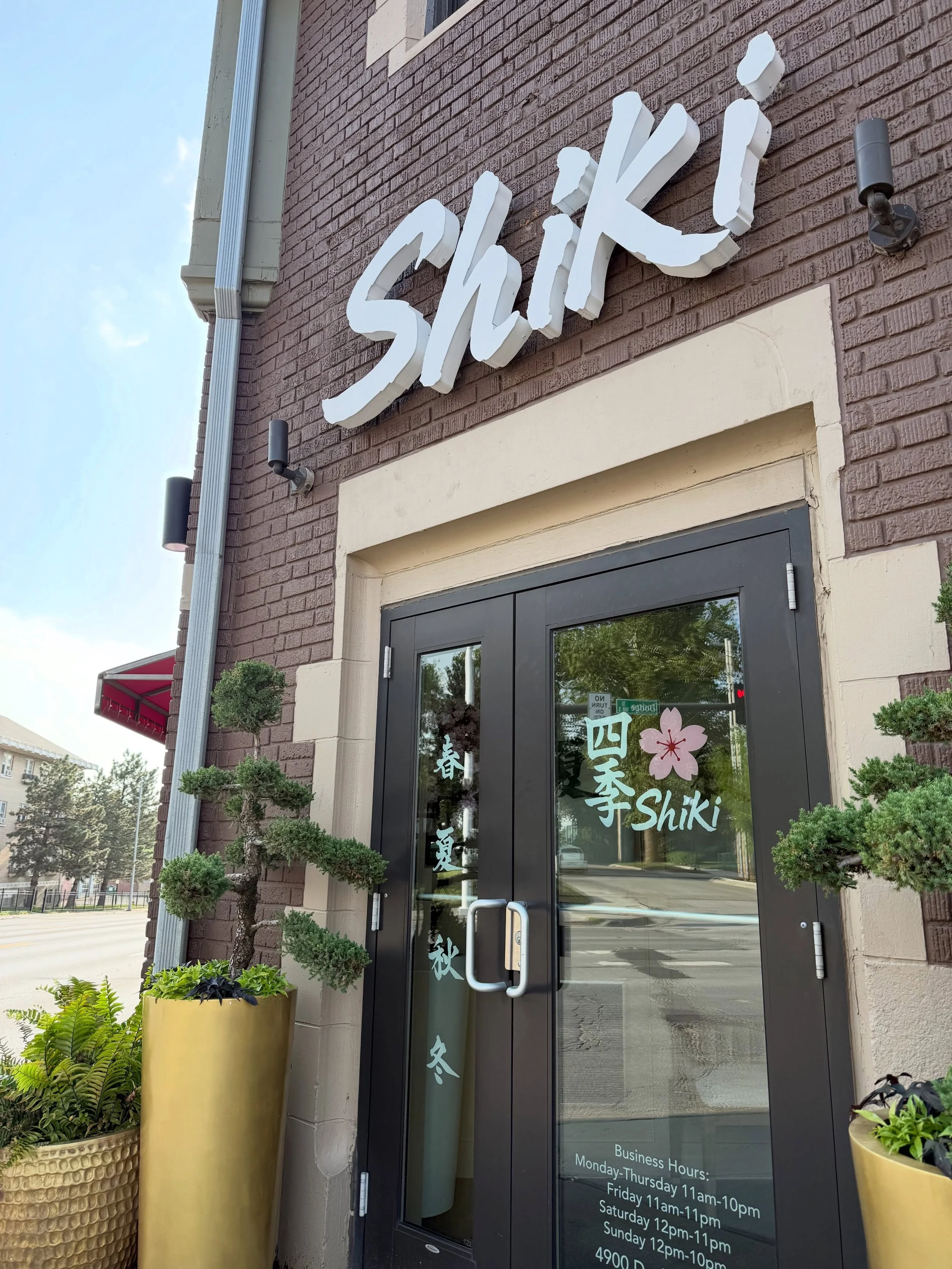 Add a locally owned sushi spot to the ever-growing list of what the Dundee neighborhood has to offer! We tried @shikiomaha and it exceeded all expectations. 

The staff was upbeat and welcoming, the atmosphere felt vibrant and fun, and the sushi was 