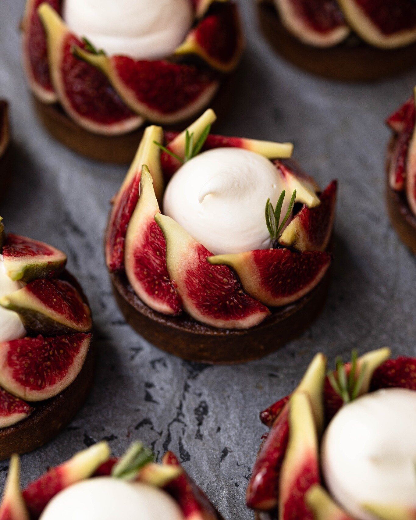 Chercher, tester, cr&eacute;er. Trouver l'&eacute;quilibre parfait entre une herbe aromatique et un fruit de saison, c'est le d&eacute;fi que Johanna aime relever quotidiennement ! Ici, elle associe de belles figues gorg&eacute;es de soleil au  romar