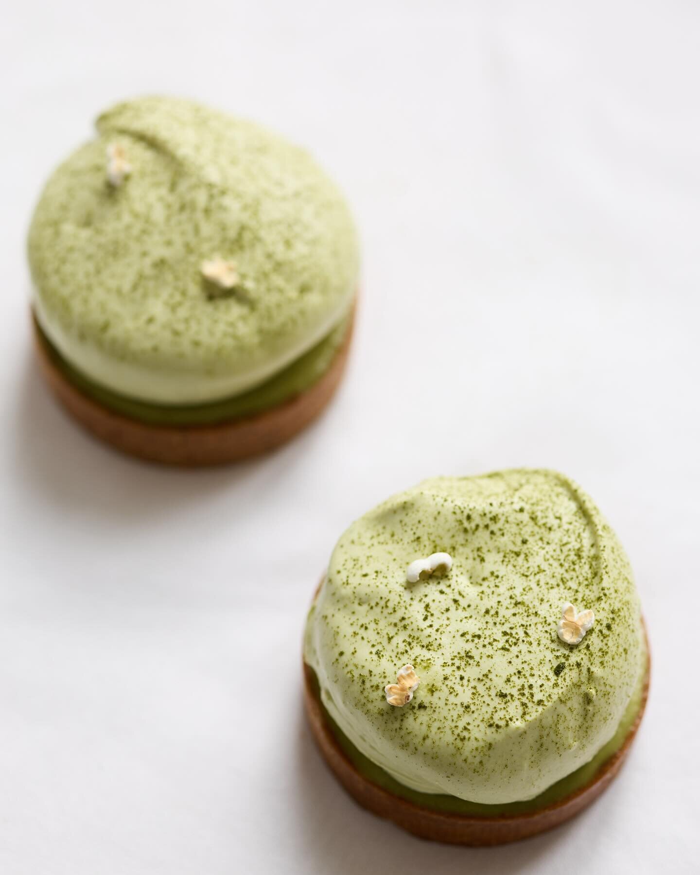 La Matcha Lover pour les amoureux du Matcha bien s&ucirc;r mais aussi pour les curieux les gourmands 🍵  P&acirc;te au sucre de coco - cr&eacute;meux Matcha- biscuit brownies Matcha - Mpusse de Lait d&rsquo;avoine au th&eacute; Matcha - chantilly au 