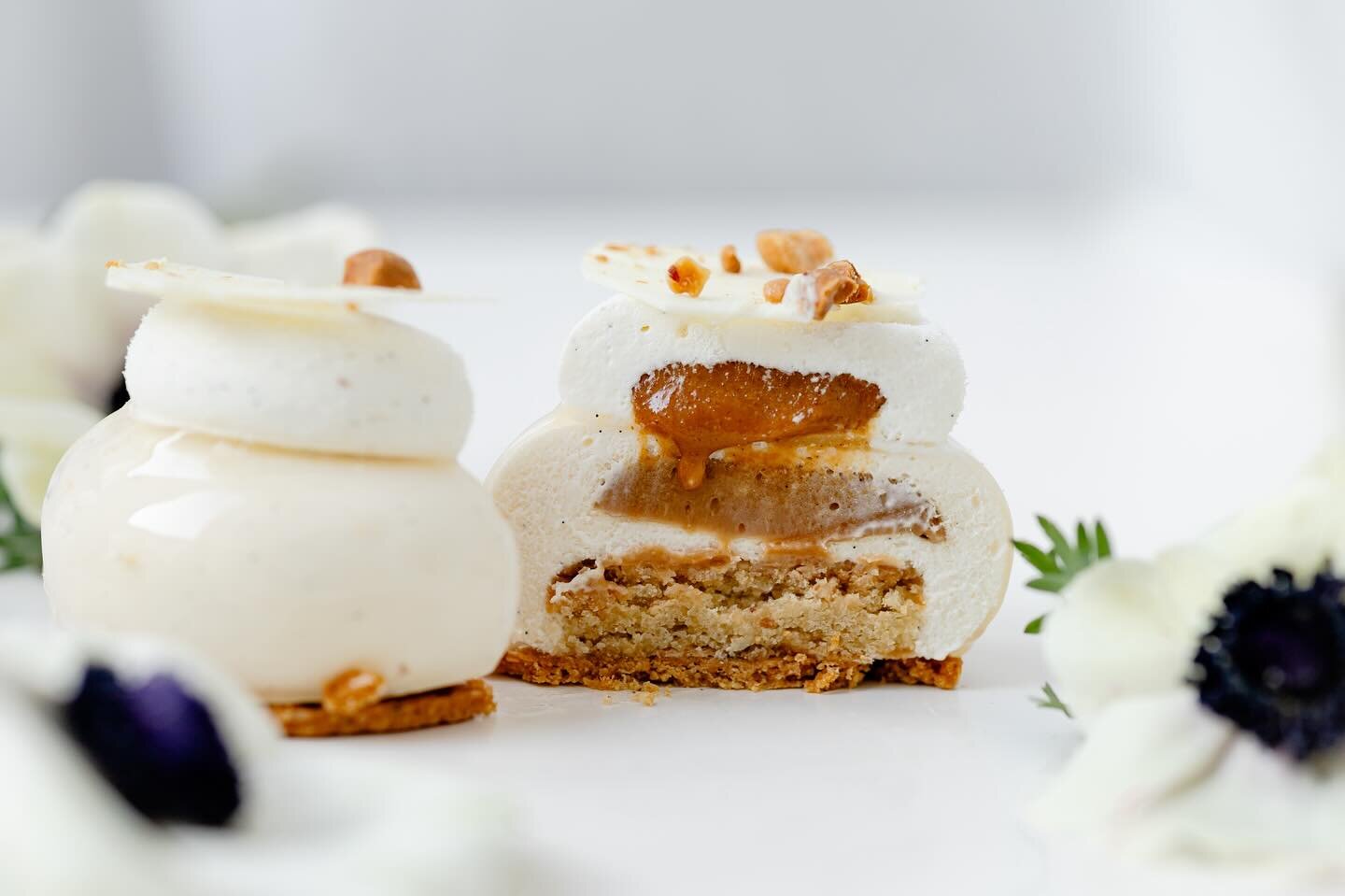 La Bella Vanilla :un classique qui ne trompe personne avant de d&eacute;marrer les fraises(car oui on attend un peu) 😉biscuit Trocad&eacute;ro cacahu&egrave;te - croustillant cacahu&egrave;te - caramel cardamone - mousse vanille - praline cacahu&egr