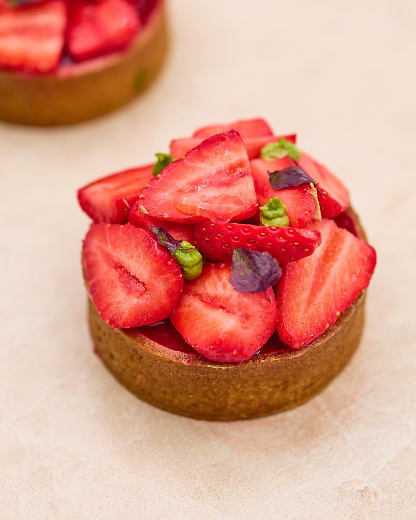 La fraise est enfin de retour ! 🍓 🌿 
Retrouvez d&egrave;s demain en boutique notre tarte fraise basilic (p&acirc;te sabl&eacute;e muscovado, cr&egrave;me d&rsquo;amande et fraises, huile d&rsquo;olive, confit de fraises, pesto de basilic et d&eacut